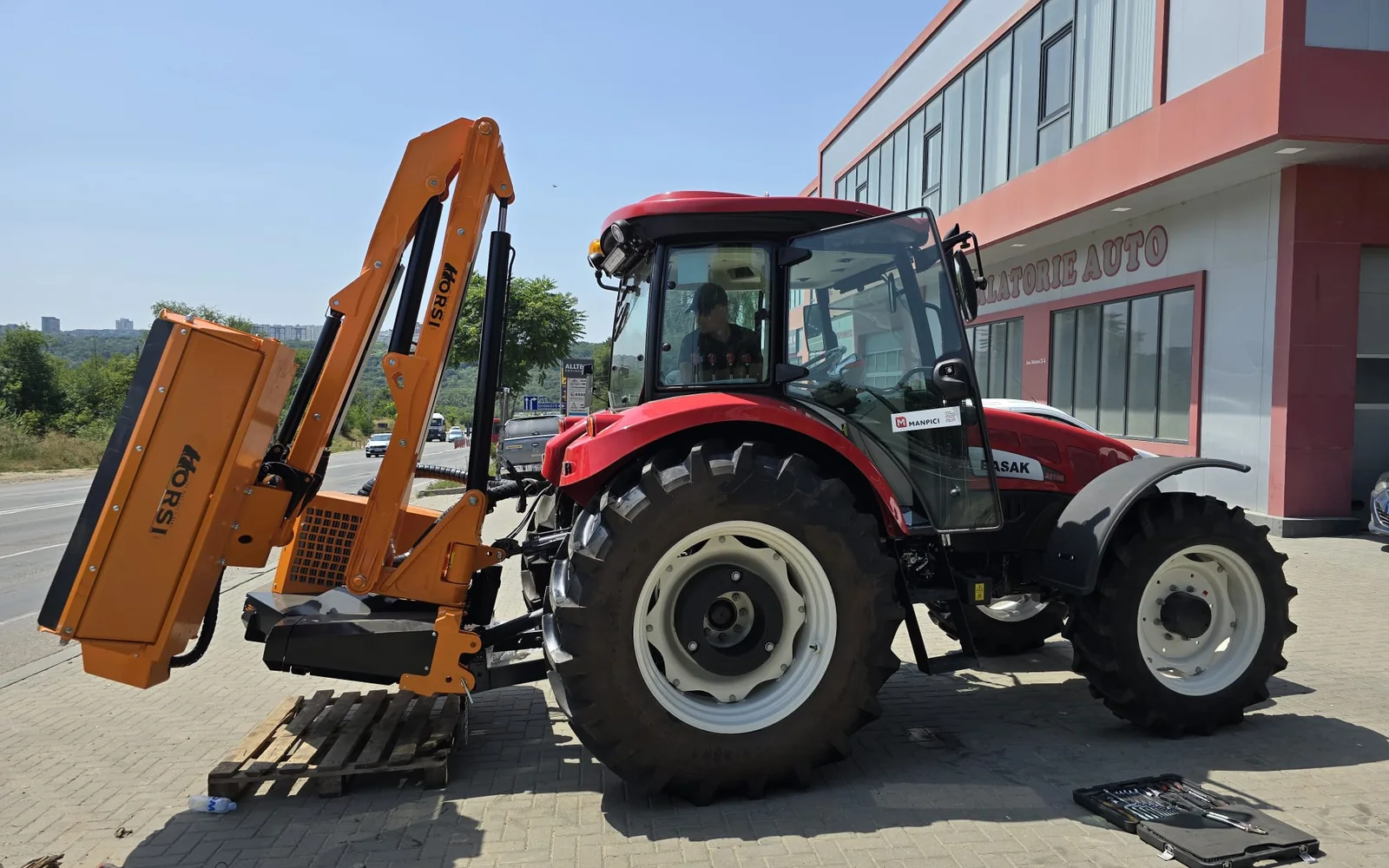 Tractor cu echipament agricol